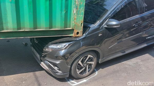 Potret Truk Tersangkut Jembatan di Bogor hingga Kontainer Timpa Mobil