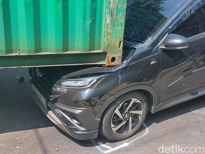 Potret Truk Tersangkut Jembatan di Bogor hingga Kontainer Timpa Mobil