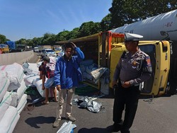 Truk ODOL Terguling di Tol Dupak, Lalin Menuju Perak Sempat Tersendat
