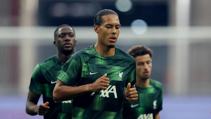 Soccer Football - Pre-Season Friendly - Liverpool v Leicester City - National Stadium, Kallang, Singapore - July 30, 2023 Liverpools Virgil van Dijk during the warm up before the match REUTERS/Edgar Su