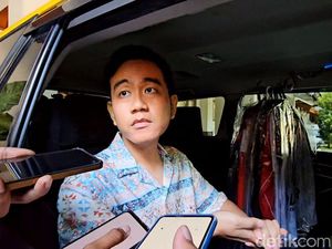 Gibran Emoh Polisikan Rocky Gerung Dugaan Hina Jokowi: Urusan Cilik Gibran Emoh Polisikan Rocky Gerung Dugaan Hina Jokowi: Urusan Cilik