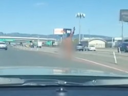 Ngeri! Begini Detik-detik Wanita Tanpa Busana Tembaki Mobil di Jalan Raya