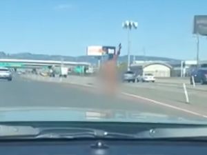 Ngeri! Begini Detik-detik Wanita Tanpa Busana Tembaki Mobil di Jalan Raya Ngeri! Begini Detik-detik Wanita Tanpa Busana Tembaki Mobil di Jalan Raya