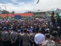 Warga Pasaman Barat Demo Kantor Gubernur Minta Konflik Agraria Diselesaikan