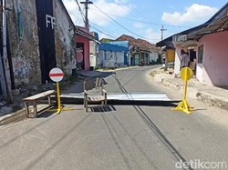 Warga di Bangkalan Blokade Jalan gegara Sampah Numpuk Tak Diangkut