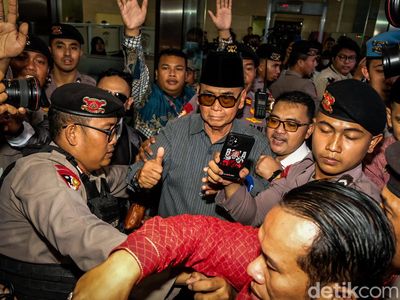 Acungkan Jempol, Panji Gumilang Penuhi Panggilan Bareskrim