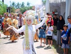 Viral Pengantin Unjuk Gigi Menari Jaipong Dapat Saweran, Reaksi Suami Disorot