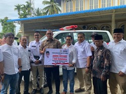 Andre Rosiade Serahkan Ambulans untuk Masjid Ainul Muttaqin di Padang