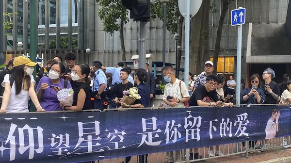 Antrean Panjang Penggemar Coco Lee Beri Penghormatan Terakhir