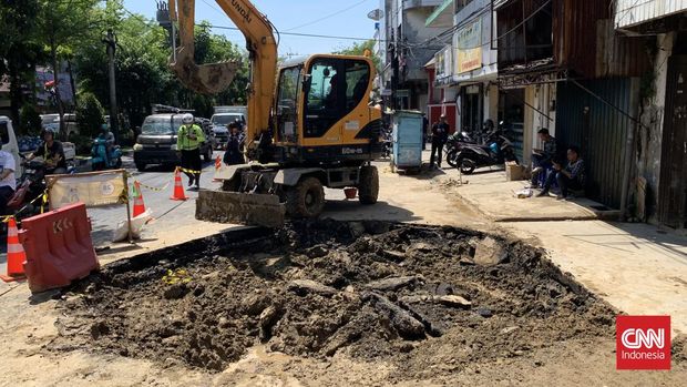 Aspal di Jalan Pasar Kembang Surabaya meletus dan membentuk gundukan telah dihancurkan, Selasa (1/8)