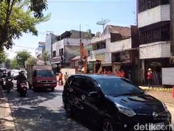 Alat Berat Diterjunkan di Lokasi Aspal Meletek Pasar Kembang Surabaya