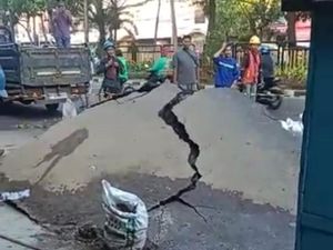 Kesaksian Warga soal Gunungan 1 Meter di Pasar Kembang: Aspal e Meletek! Kesaksian Warga soal Gunungan 1 Meter di Pasar Kembang: Aspal e Meletek!