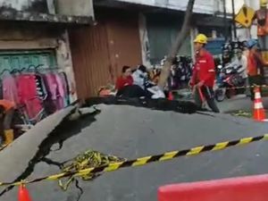 Tanda-tanda Aspal Meletek di Pasar Kembang Muncul Sejak Sehari Sebelumnya Tanda-tanda Aspal Meletek di Pasar Kembang Muncul Sejak Sehari Sebelumnya
