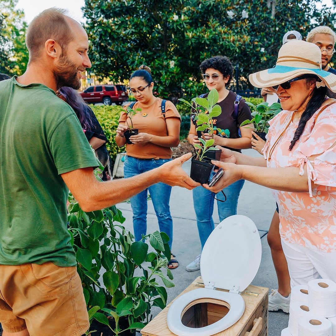 Aktivis lingkungan bagikan daun alternatif tisu toilet