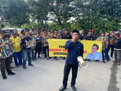 Demo Protes Rocky Gerung Digelar di Balikpapan, Massa Bakar Poster