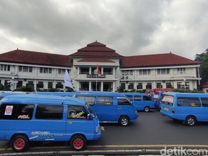 Alasan Pemkot Malang Dana Bantuan Rp 300 Ribu untuk Sopir Angkot Belum Cair Alasan Pemkot Malang Dana Bantuan Rp 300 Ribu untuk Sopir Angkot Belum Cair