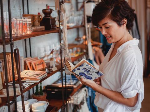 Ilustrasi perempuan melihat buku catatan/Foto: Pexels/Sam lion