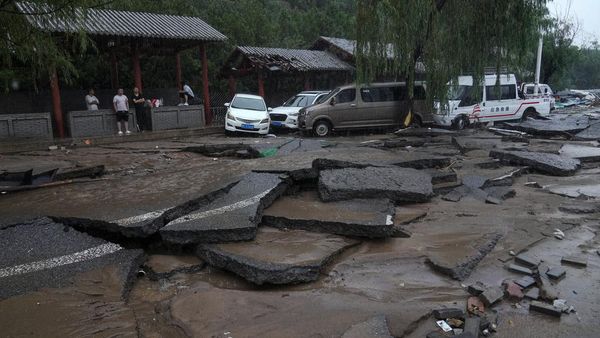 Jalanan di Beijing Mengelupas Diterjang Banjir