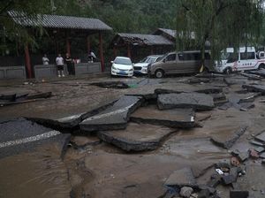 Jalanan di Beijing Mengelupas Diterjang Banjir