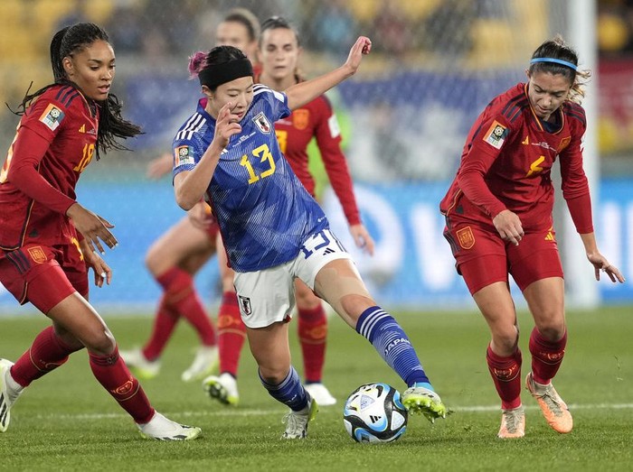 Jepang Juara Grup C Piala Dunia Wanita 2023 Usai Bantai Spanyol Spain's Salma Paralluelo, left, and Japan's Jun Endo vie for the ball during the Women's World Cup Group C soccer match between Japan and Spain in Wellington, New Zealand, Monday, July 31, 2023. (AP Photo/John Cowpland)