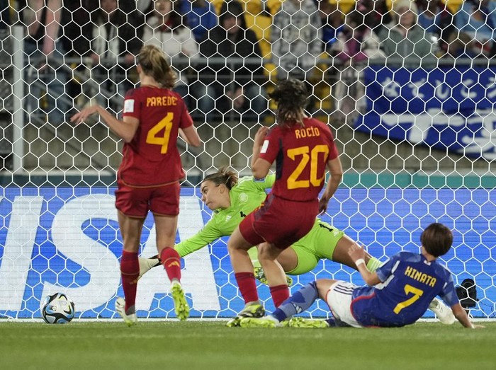 Jepang Juara Grup C Piala Dunia Wanita 2023 Usai Bantai Spanyol Japan's Hinata Miyazawa, right, scores her side's first goal during the Women's World Cup Group C soccer match between Japan and Spain in Wellington, New Zealand, Monday, July 31, 2023. (AP Photo/John Cowpland)