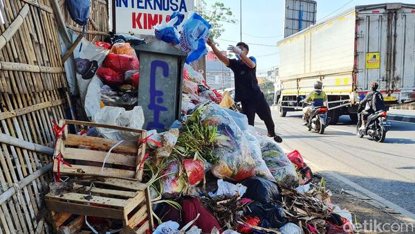 Jorok! Sampah Menggunung di Pinggir Jalan Diponegoro Tambun