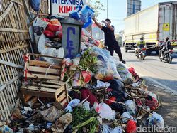 Jorok! Sampah Menggunung di Pinggir Jalan Diponegoro Tambun