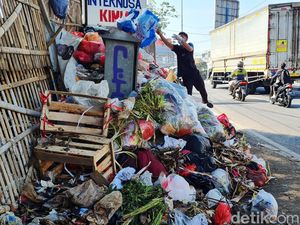 Jorok! Sampah Menggunung di Pinggir Jalan Diponegoro Tambun