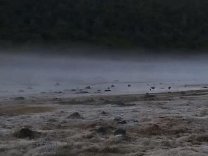 Kala Dua Gunung di Jabar Diselimuti Es Kala Dua Gunung di Jabar Diselimuti Es
