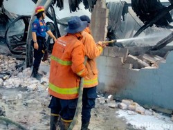 Sudah 24 Jam Kebakaran Pabrik Plastik Gresik Masih Belum Padam