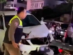 Mobil Tabrak 6 Motor di Jaksel, Satu Pemotor Patah Kaki