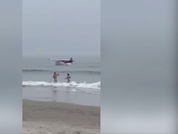 Momen Pesawat Mendarat Darurat di Kawasan Pantai yang Ramai Turis