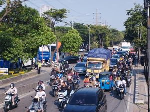 Jalan Daan Mogot Jakbar Macet, Polisi Tertibkan Pengendara di U-Trun