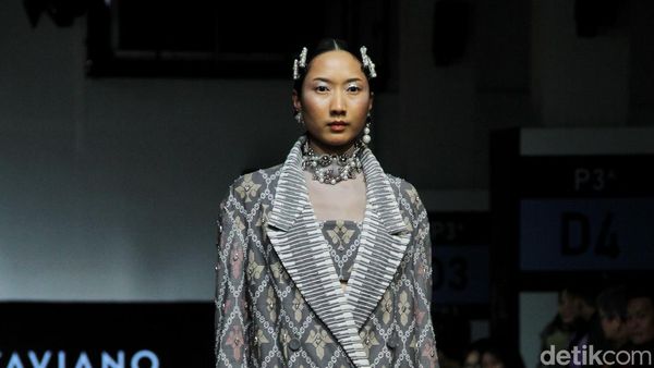 8 Koleksi Busana Terbaru Priyo Oktaviano yang Mengangkat Kain Tenun Lombok