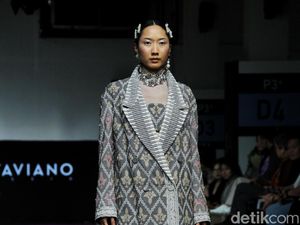 8 Koleksi Busana Terbaru Priyo Oktaviano yang Mengangkat Kain Tenun Lombok 8 Koleksi Busana Terbaru Priyo Oktaviano yang Mengangkat Kain Tenun Lombok