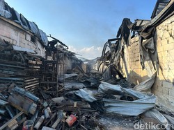 Kebakaran Pabrik Plastik Gresik Akhirnya Padam Setelah 27 Jam