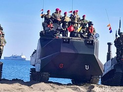 Bangga Mahfud Md dengan Profesionalitas TNI saat Tinjau Latgab di Situbondo