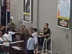 Kasatpol PP Sulsel Klaim Personel Ricuh di Turnamen Bulutangkis Sudah Damai Kasatpol PP Sulsel Klaim Personel Ricuh di Turnamen Bulutangkis Sudah Damai