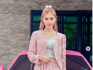 Penyanyi Malaysia Dihujat Buka Hijab, Leher Putih dan Rambut Pink Disorot Penyanyi Malaysia Dihujat Buka Hijab, Leher Putih dan Rambut Pink Disorot