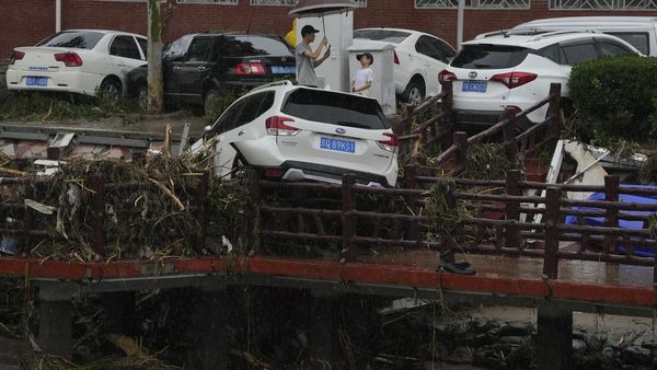 Mobil-mobil Ini Rusak Gegara Banjir Dahsyat di China