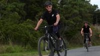 Momen Presiden Joe Biden Gowes Santai Saat Liburan di Pantai