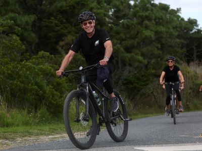 Momen Presiden Joe Biden Gowes Santai Saat Liburan di Pantai