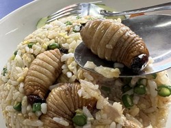 Hiii! 5 Nasi Goreng Nyeleneh Pakai Topping Durian hingga Ulat Sagu