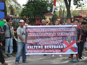 Aksi Damai Ormas di Kalteng Protes Rocky Gerung Diduga Hina Jokowi Aksi Damai Ormas di Kalteng Protes Rocky Gerung Diduga Hina Jokowi