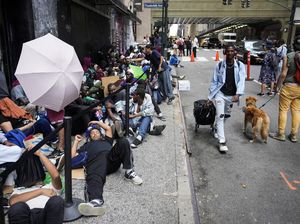 Potret Migran Membeludak di Bekas Hotel Ikonik New York Potret Migran Membeludak di Bekas Hotel Ikonik New York