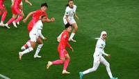 Bertahun-tahun sebelumnya, FIFA sempat melarang penggunaan hijab di lapangan. Pada 2007 misalnya, federasi sepakbola dunia itu bahkan melarangnya dengan alasan keselamatan.  