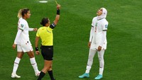 Sempat kemudian dicabut aturannya, namun beberapa tim tetap menyarankan hijab tak dipakai. Sampai akhirnya, Nouhaila Benzina masuk, didukung Maroko, untuk mengenakan hijab di lapangan.  