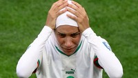 Turun ke Hindmarsh Stadium, Benzina mengenakan hijab di kepalanya. Momen itu bersejarah, sebab untuk pertama kalinya FIFA mengizinkan pemain perempuan mengenakan penutup kepala tersebut.  