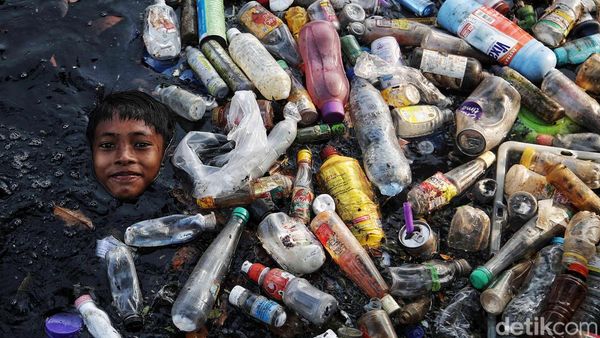 Sampah Plastik Masih Mendera Sungai di Jakarta