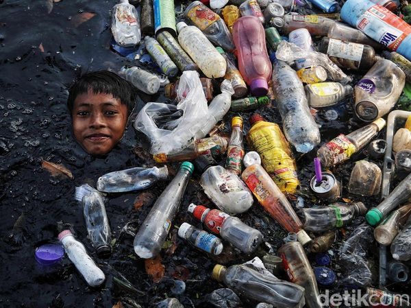 Sampah Plastik Masih Mendera Sungai di Jakarta